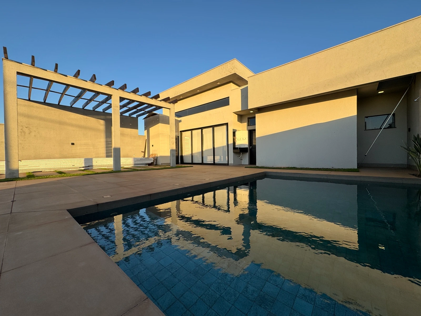 🏡 CASA DE ALTO PADRÃO MOBILIADA E DECORADA NO CONDOMÍNIO OASIS DO RIO PARANÁ – PORTO RICO/PR