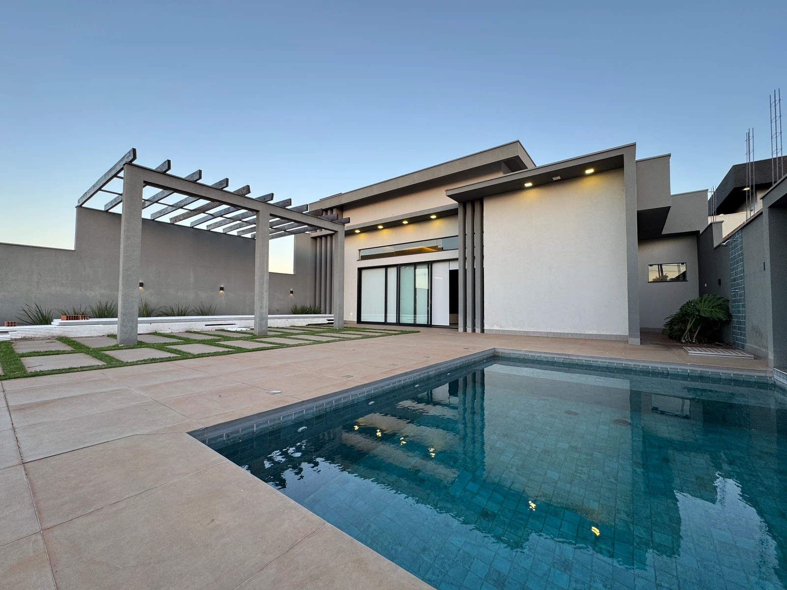 🏡 CASA DE ALTO PADRÃO MOBILIADA NO CONDOMÍNIO OASIS DO RIO PARANÁ – PORTO RICO/PR