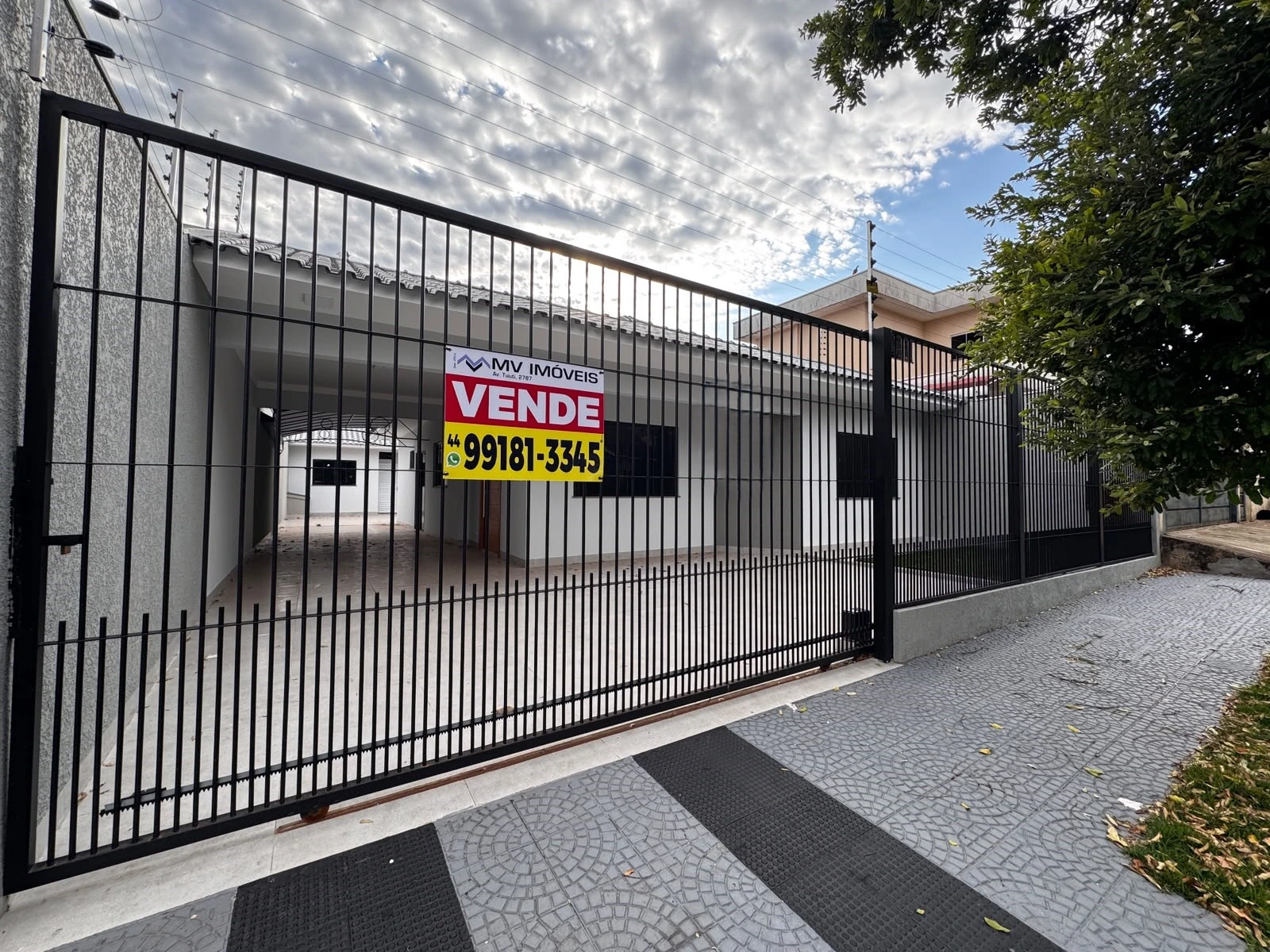 🏡 Casa Moderna à Venda | 3 Quartos (1 Suíte), Edícula com Churrasqueira e 300 m² de Terreno